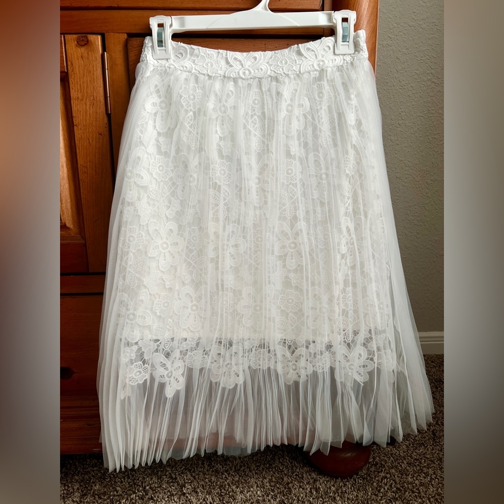 White Lace gauze skirt. The tags have been removed. I've only tried it on.